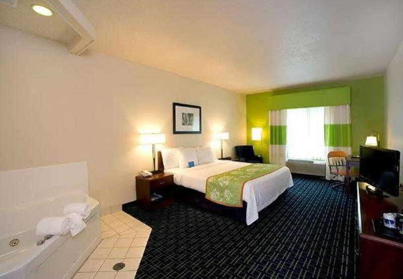 Fairfield Inn & Suites Траверс-Сіті Екстер'єр фото